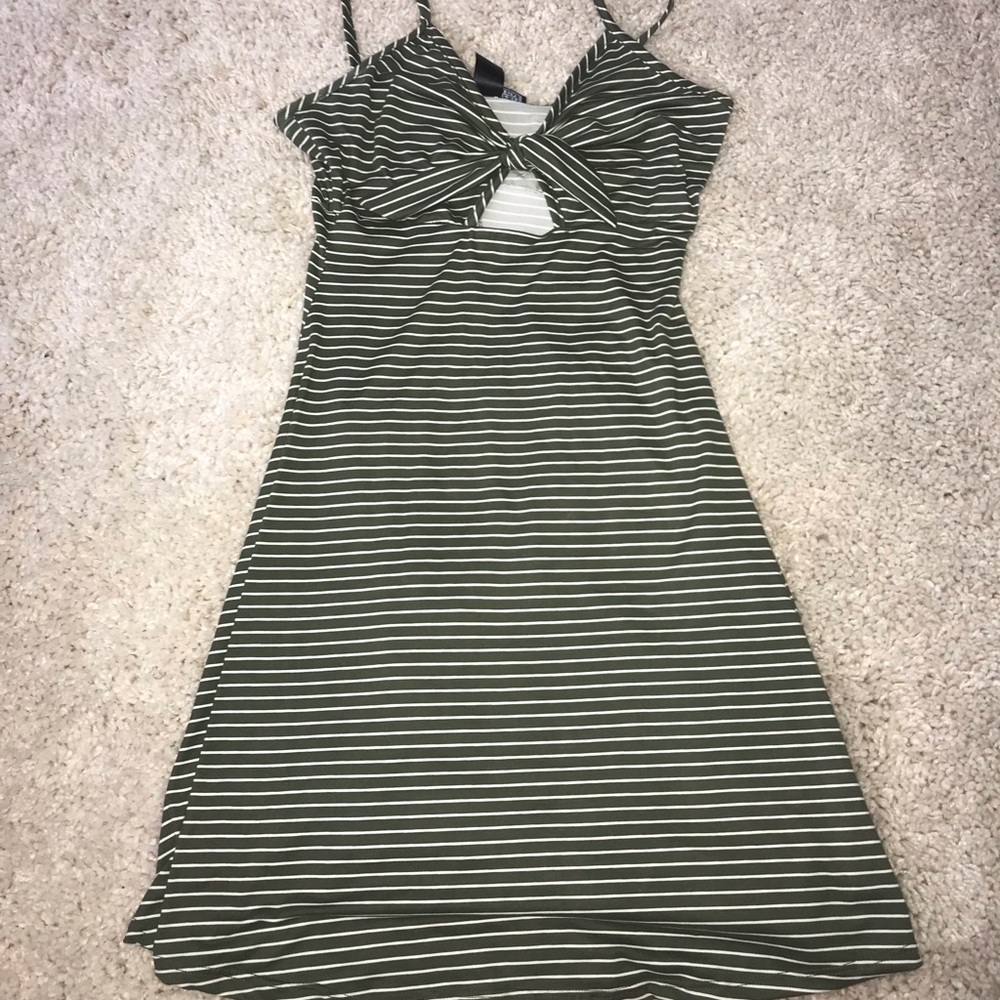 🐸 Green keyhole dress 🐢 - Picture 2 of 4